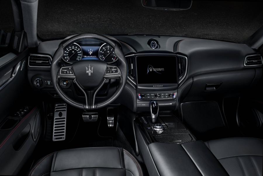 Торпедо Maserati Ghibli S Q4 GranSport Carbon Pack 2017 года  (фото 15 из 44)